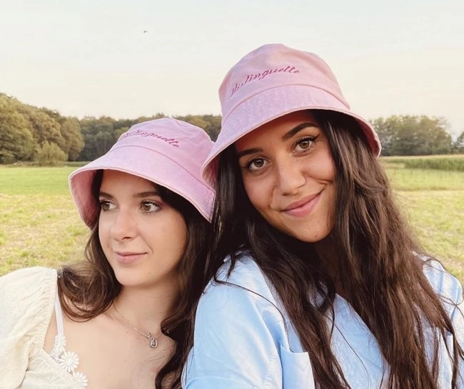 Pradeau-La Sède Sponsorise Carla et Maïalen, d'anciennes élèves pour le 4 L Trophy