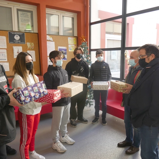 Les 2nde B remettent des boites surprise pour la Croix Rouge