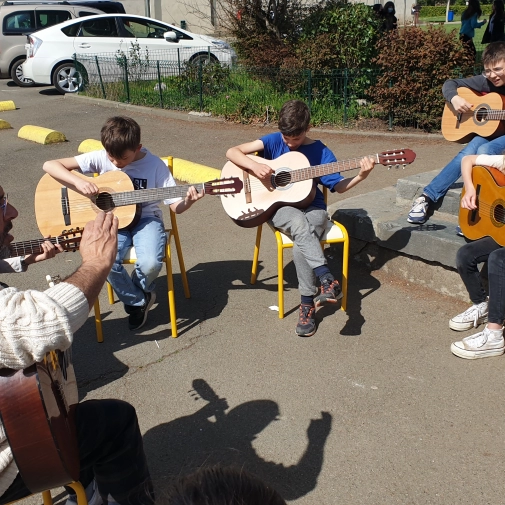 Cours de guitare des 6èmes et 5èmes