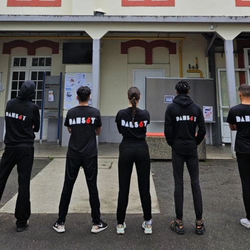 Intervention de Dans6T dans la cour du collège